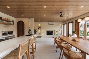 Villa Deluxe - 3 sovrum - balkong - utsikt mot poolen | Matsal