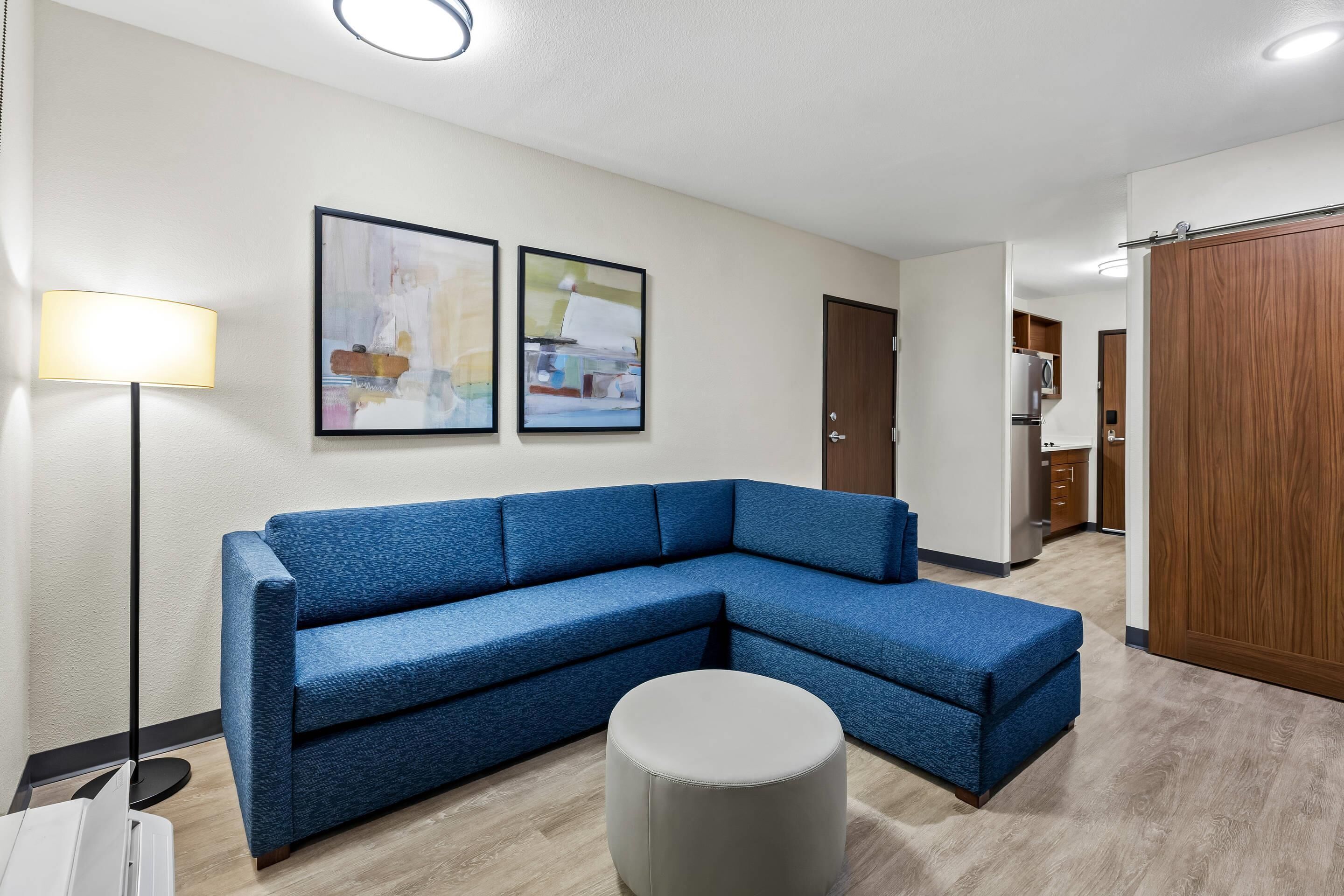 Suite, 1 très grand lit, non-fumeurs | Bureau, espace de travail pour ordinateur portable, draps fournis