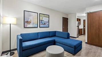 Suite, 1 trĂšs grand lit, non-fumeurs | Bureau, espace de travail pour ordinateur portable, draps fournis