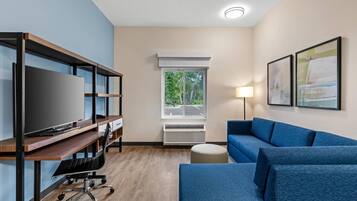 Suite, 1 trÚs grand lit, accessible aux personnes à mobilité réduite, non-fumeurs | Bureau, espace de travail pour ordinateur portable, draps fournis