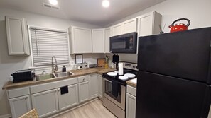 Fridge, microwave, oven, stovetop - Piña Pecan House by Palace of Nobles (Charlotte)