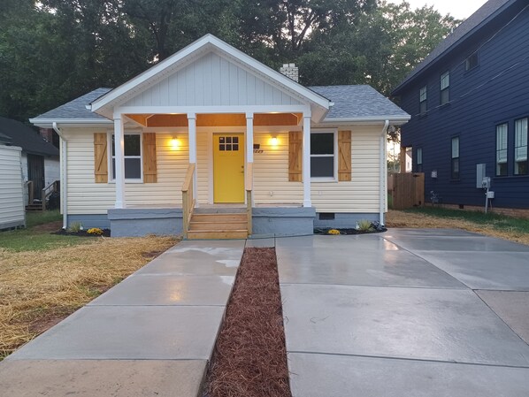 Exterior - Piña Pecan House by Palace of Nobles (Charlotte)