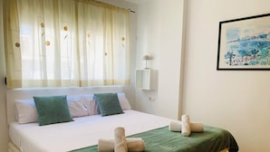 A hotel room with a bed, green and white bedding, a green throw blanket, and towels. - Centric and Full of Light! Casa Alicia Altea (Altea)