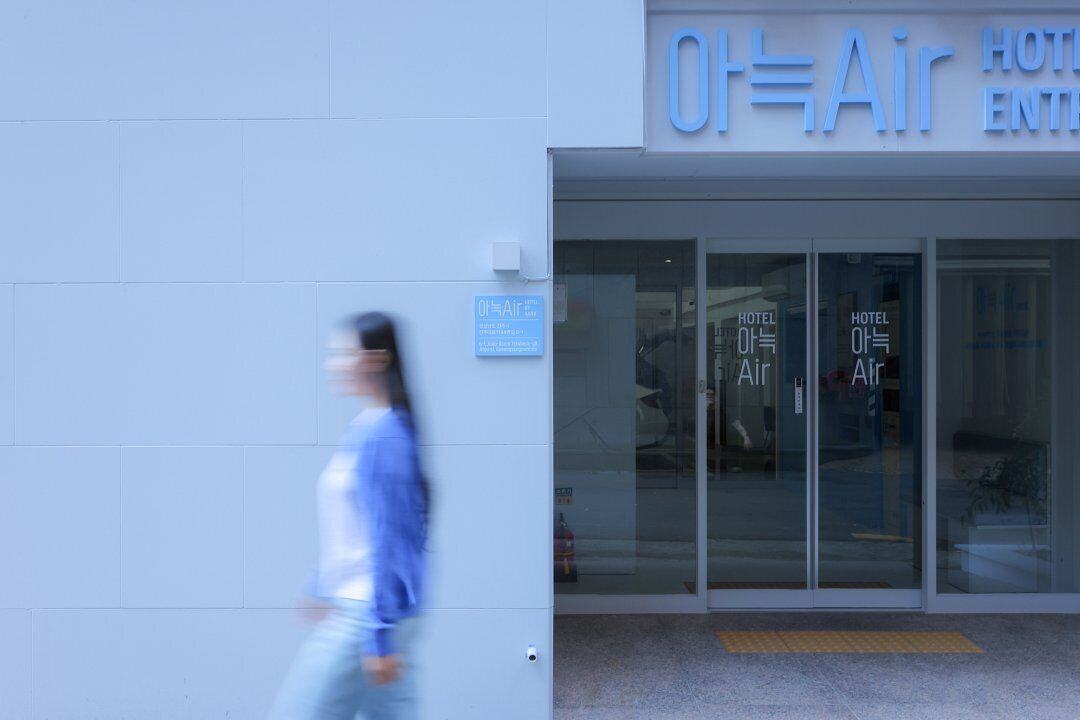 A hotel entrance with a sign reading "Air Hotel" and a blue sign indicating "Air Hotel" in Korean.