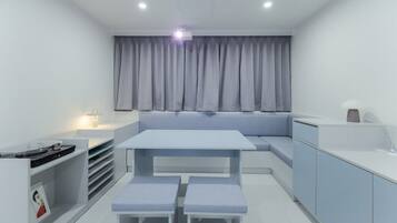 Lounge | Premium bedding, memory foam beds, soundproofing, free WiFi