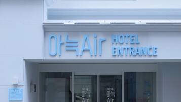 The entrance to the Oh Air Hotel with a clear sign indicating the hotel name and entrance.