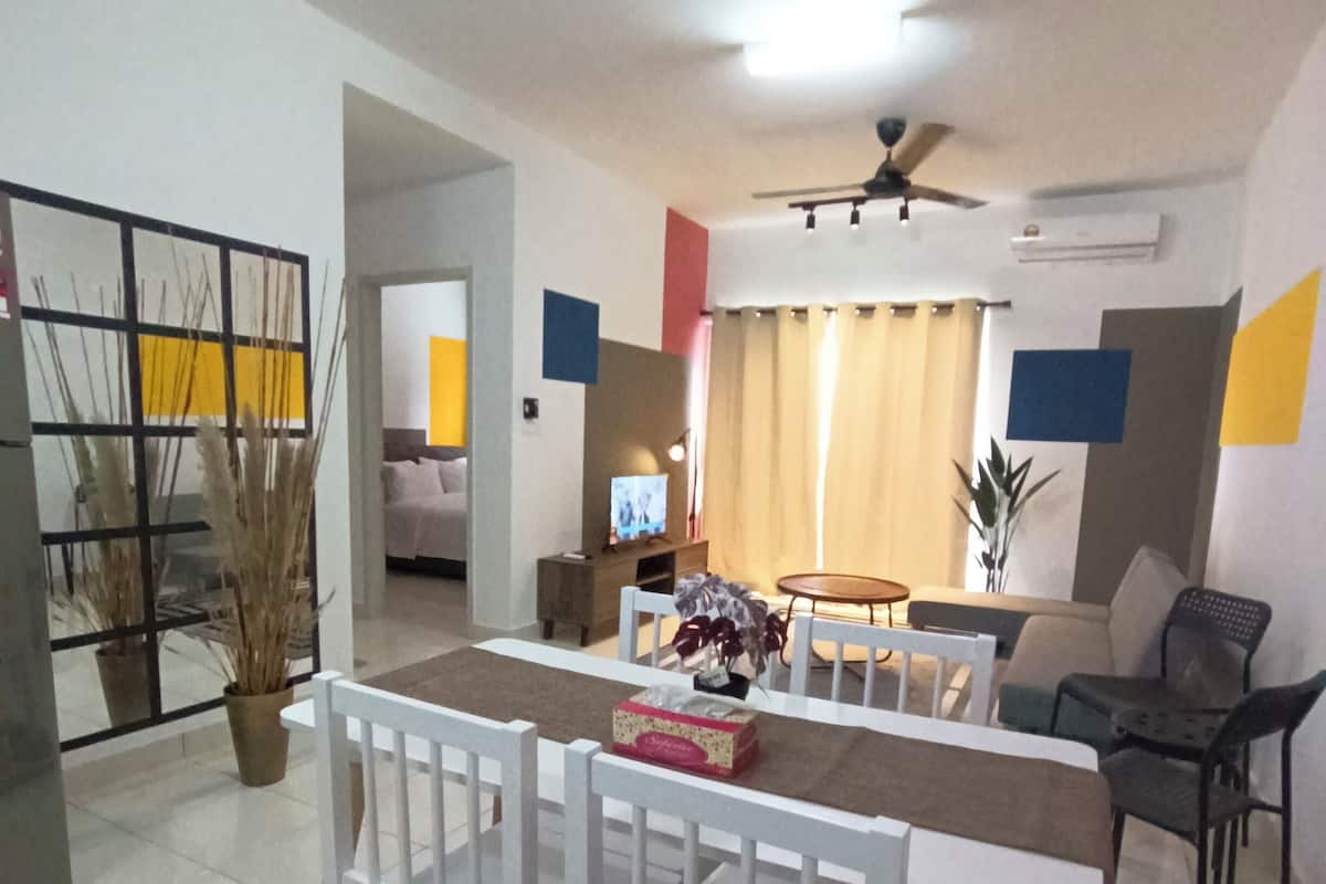 Apartamento família, sacada | Área de estar | Smart TV 32 polegadas com canais a cabo