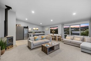TV, fireplace, table tennis, stereo