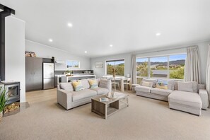 TV, peis, bordtennis og stereoanlegg