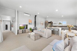 TV, peis, bordtennis og stereoanlegg