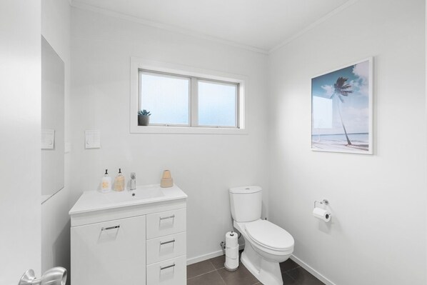 West Wing Toilet and Shower - Sunsets on Spinifex! (Mangawhai Heads)