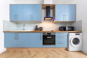 Kjøleskap, mikrobølgeovn, ovn og kokeplater