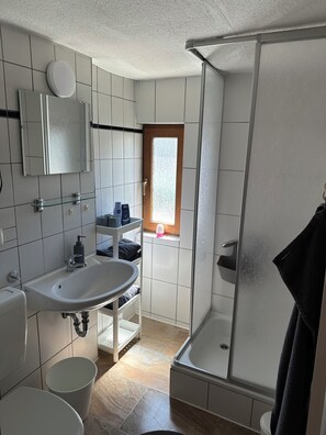 Standard Triple Room, City View | Bathroom | Shower, hair dryer, towels, soap - Altstadtpension Zirndorf (Zirndorf)