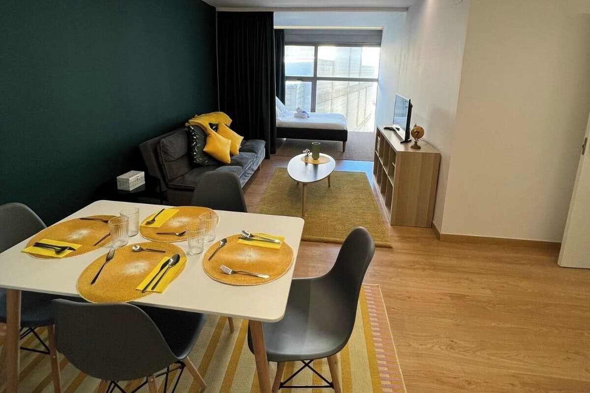 Deluxe Studio Suite, Courtyard View | Meja, ruang kerja komputer riba, seterika/papan seterika, Wi-fi percuma