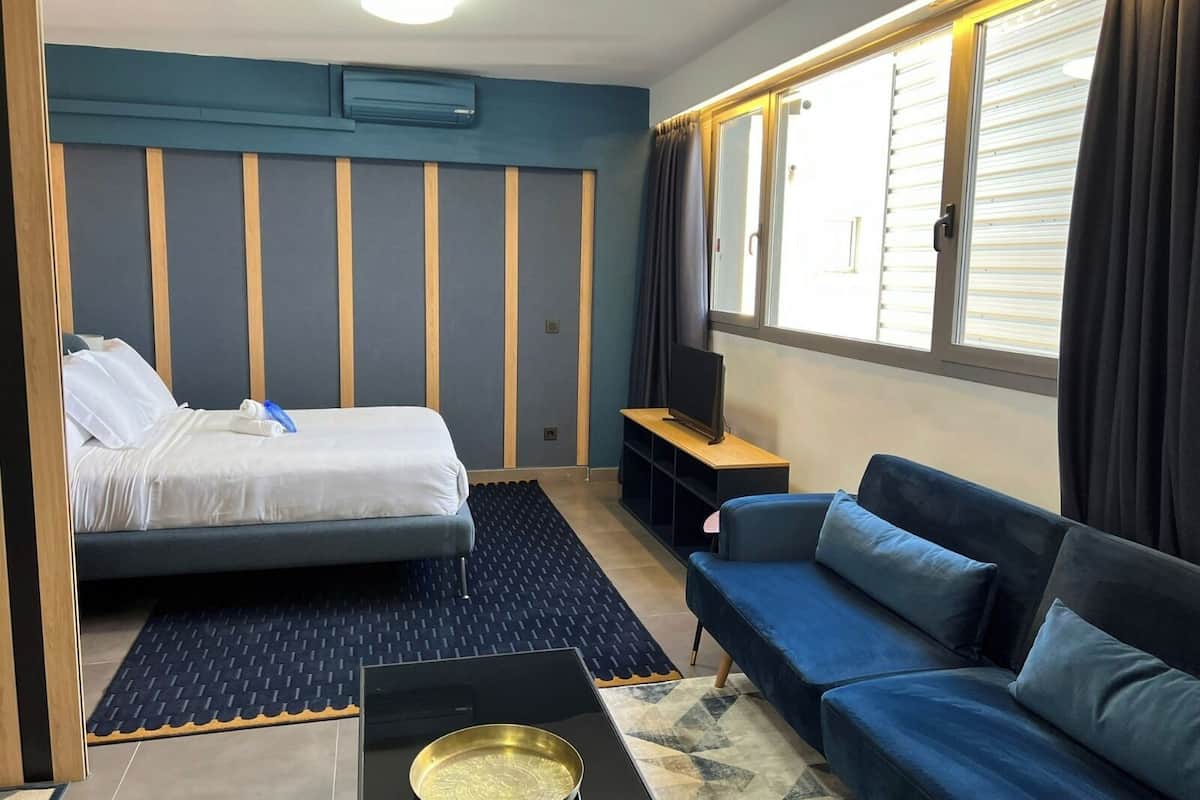 Deluxe Studio Suite | Meja, ruang kerja komputer riba, seterika/papan seterika, Wi-fi percuma