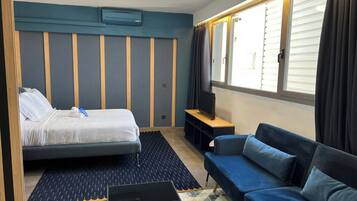 Suíte estúdio luxo | Escrivaninha, espaço de trabalho para notebook