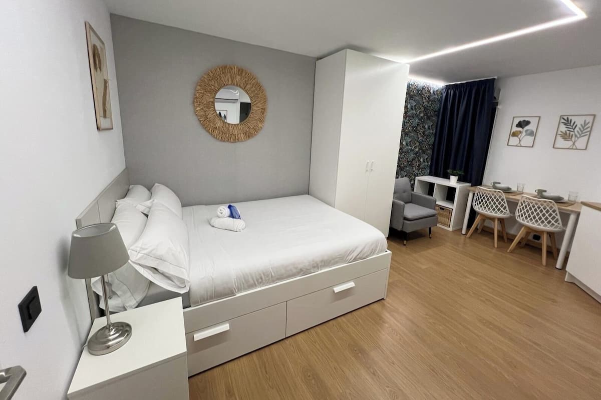 Comfort Studio Suite, Courtyard View | Meja, ruang kerja komputer riba, seterika/papan seterika, Wi-fi percuma
