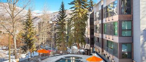 Een buitenzwembad en een verwarmd zwembad