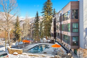 Una piscina al aire libre, una piscina climatizada