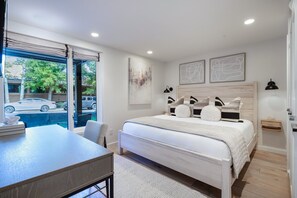 2 室のベッドルーム、セーフティボックス (室内)、デスク、アイロン / アイロン台