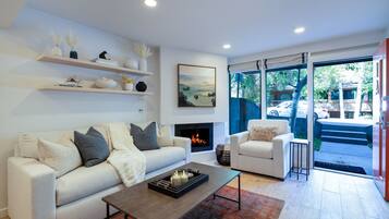 Smart TV, chimenea, estéreo, oficina