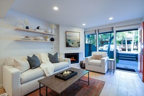 Smart-tv, een open haard, een stereo en een kantoor