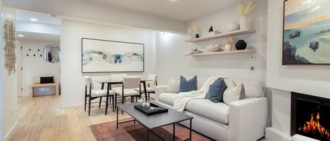 Smart-tv, een open haard, een stereo en een kantoor