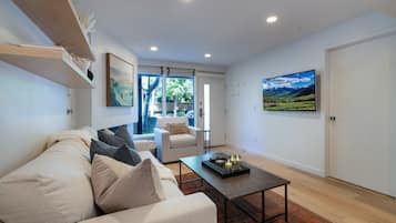 Smart TV, chimenea, estéreo y oficina