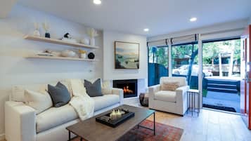 Smart TV, chimenea, estéreo y oficina