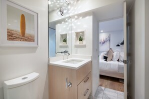 シャワー、ヘアドライヤー、タオル、石鹸