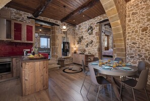 Deluxe-Villa, 3 Schlafzimmer, eigener Pool, Bergblick | Esszimmer