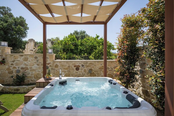 Deluxe-Villa, 1 Queen-Bett und Schlafsofa, Küche, Gartenblick | Eigener Whirlpool