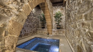 Biệt thự Deluxe, 3 phòng ngủ, hồ bơi riêng, quang cảnh núi | Bồn tắm spa riêng