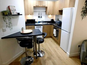 Kylskåp, mikrovågsugn, ugn och spishäll