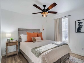 2 bedrooms, iron/ironing board, WiFi, bed sheets