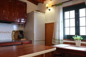 Fridge, microwave, oven, coffee/tea maker