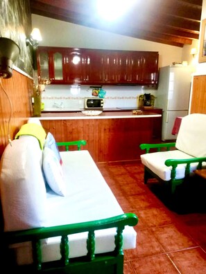 Kühlschrank, Mikrowelle, Ofen, Wasserkocher mit Kaffee-/Teezubehör