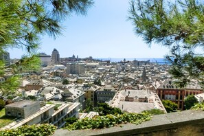Un paisaje urbano que combina edificios históricos y modernos, una iglesia destacada y vistas al mar.