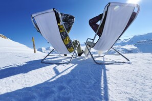 Two white folding chairs on a snowy mountain with a clear blue sky. - Snow White in Bardonecchia (Bardonecchia)