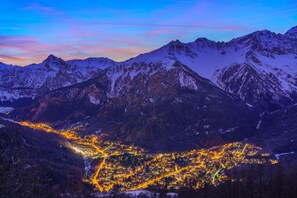 A mountainous landscape with a town illuminated by lights. - Snow White in Bardonecchia (Bardonecchia)