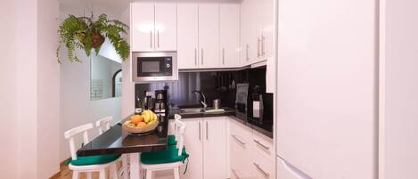 Fridge, microwave, oven, coffee/tea maker