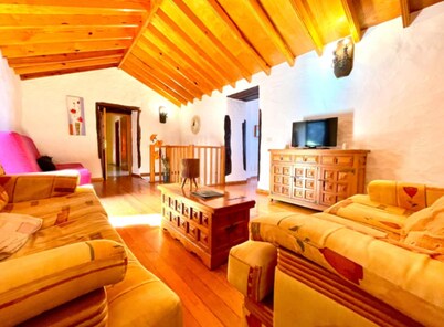 Beautiful rural house in the town of Los Llanillos with divine views