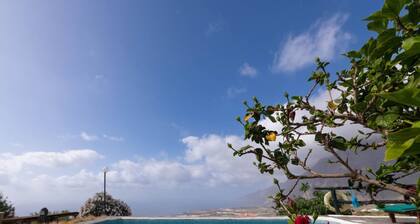 Beeindruckende Wohnung mit Meer- und Bergblick, Tennis und WiFi