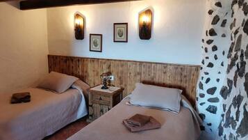 Tabla de planchar con plancha, wifi gratis, ropa de cama