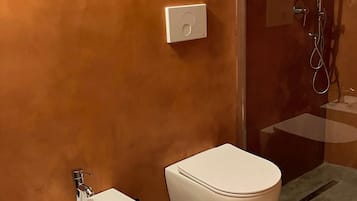 Design Double Room, 1 Queen Bed, Non Smoking, Private Bathroom | Bathroom | Shower, rainfall showerhead, hair dryer, bidet