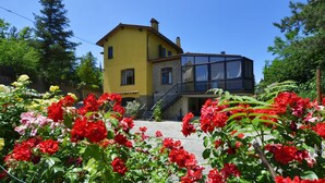 A yellow building with a balcony and a staircase leading to a second floor. - Villa Francesca in Scheggia (Anghiari)