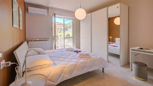 Une chambre à coucher moderne avec un lit, une table de chevet et un bureau.