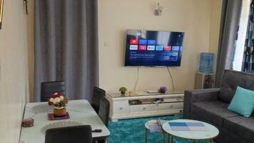 Apartamento clásico, balcón, vistas a la ciudad | Zona de estar | Smart TV de 24 pulgadas con canales digitales