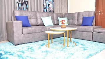 Apartemen Klasik, balkon, pemandangan kota | Area keluarga | Smart TV 24-inci dengan saluran TV digital