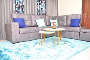 Departamento clásico, balcón, vista a la ciudad | Área de sala de estar | Smart TV de 24 pulgadas con canales digitales 